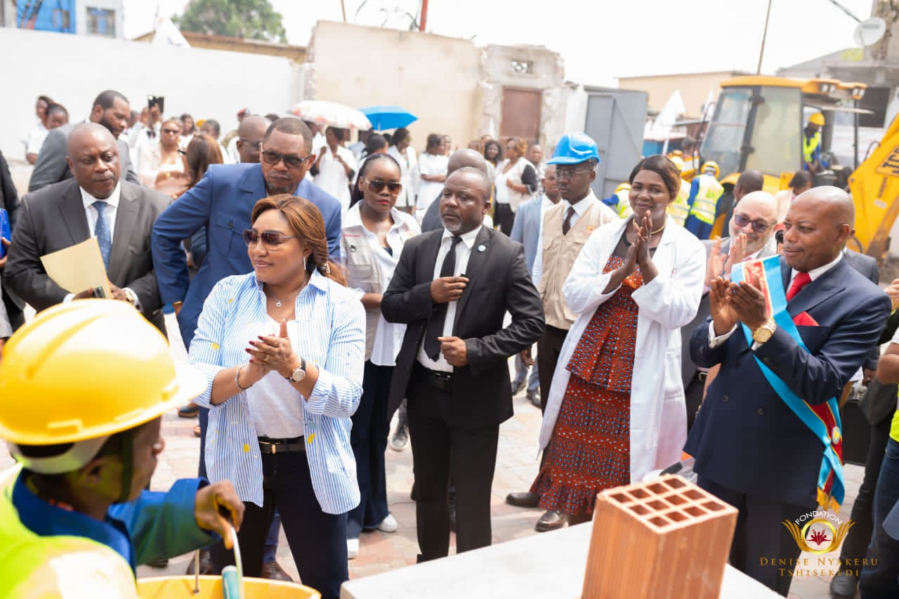 denise nyakeru pose de pierre